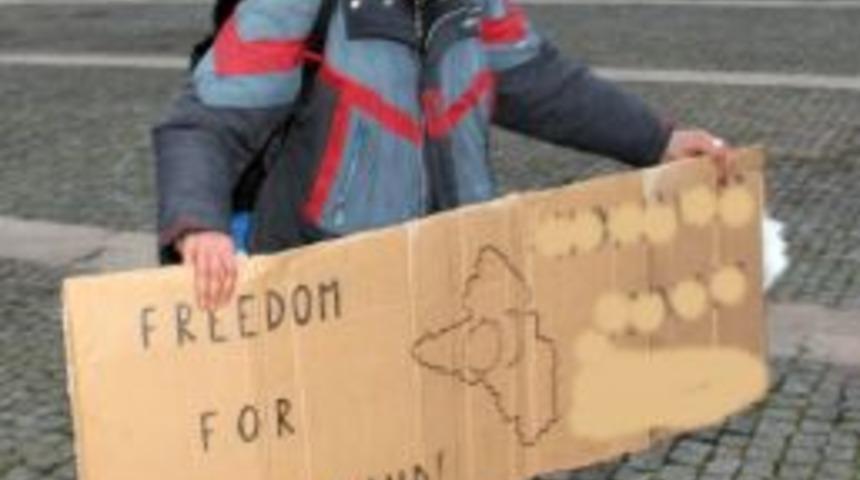 Sekeller i&ccedil;in y&uuml;r&uuml;yerek d&uuml;nyayı dolaşıyor