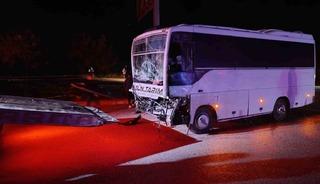 Isparta&rsquo;da tarım iş&ccedil;ilerini taşıyan midib&uuml;s tıra &ccedil;arptı: 17 yaralı