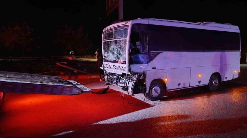 Isparta&rsquo;da tarım iş&ccedil;ilerini taşıyan midib&uuml;s tıra &ccedil;arptı: 17 yaralı