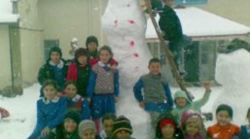 Kardan adam yaptılar, sinema biletini kaptılar