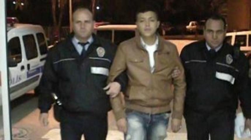 Otomobillerin lastiklerini par&ccedil;alarken kameraya yakalandılar