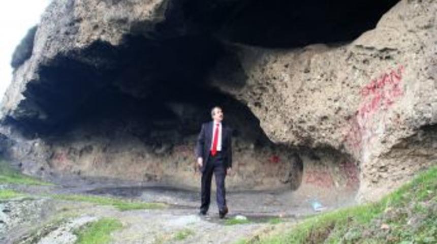 Defineciler, k&uuml;lt&uuml;r hazinesi Tekkek&ouml;y mağaralarını delik deşik etti