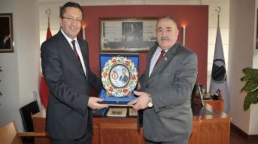 Erzincanlılardan Başkan Tiryaki&rsquo;ye plaket