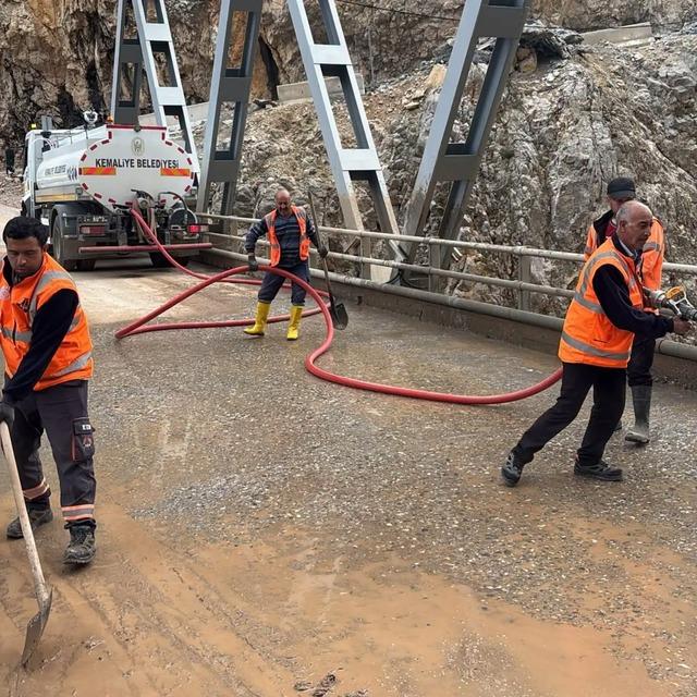 Sağanak ve dolunun ardından yollar yeniden ulaşıma a&ccedil;ıldı 1