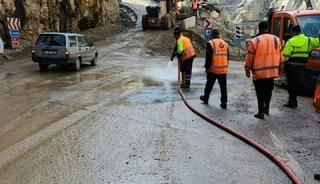 Sağanak ve dolunun ardından yollar yeniden ulaşıma a&ccedil;ıldı
