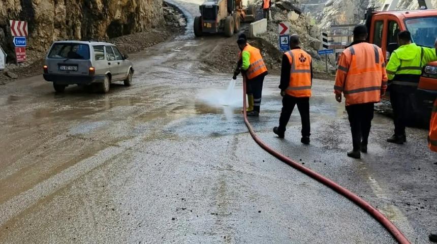 Sağanak ve dolunun ardından yollar yeniden ulaşıma a&ccedil;ıldı