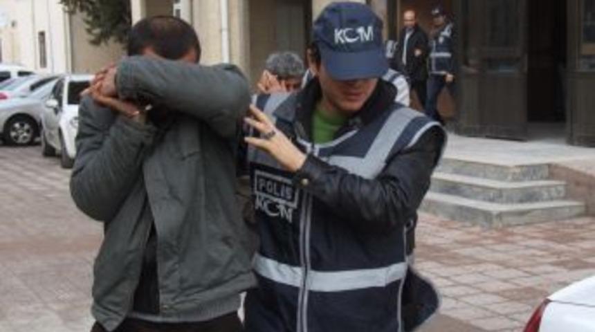 K&ouml;m&uuml;r altından 60 bin paket ka&ccedil;ak sigara &ccedil;ıktı