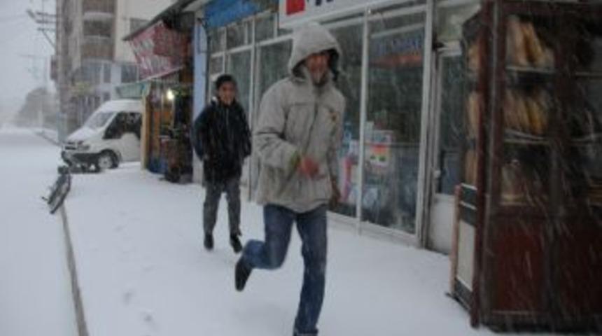 Kar yağışı, deprem b&ouml;lgesinde hayatı olumsuz etkiliyor
