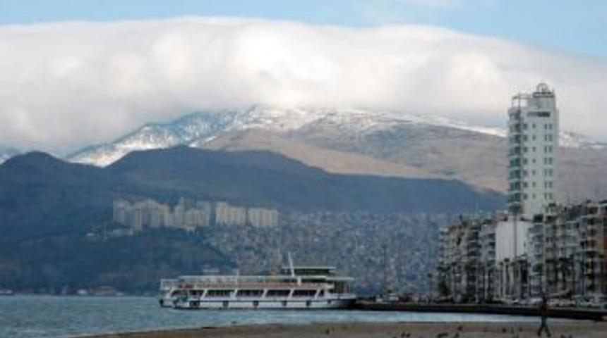 İzmir'in tepeleri beyaza b&uuml;r&uuml;nd&uuml;
