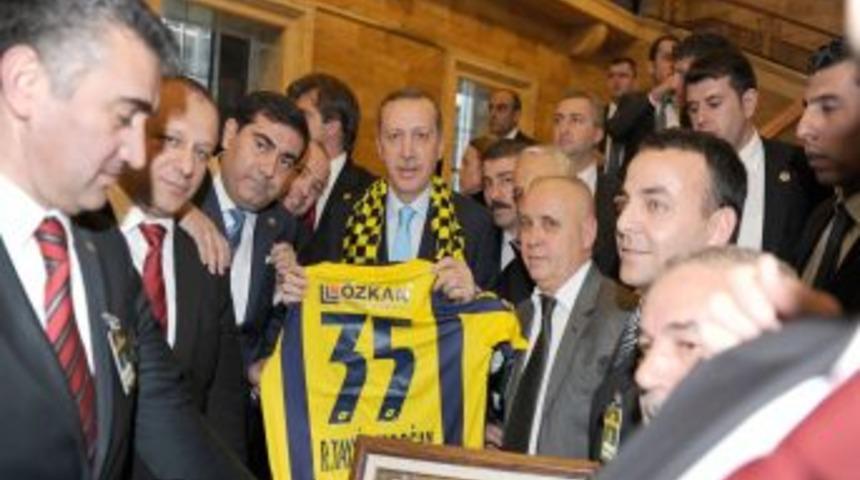 Başbakan Erdoğan&rsquo;ı Kasımpaşa - Buca ma&ccedil;ına davet ettiler