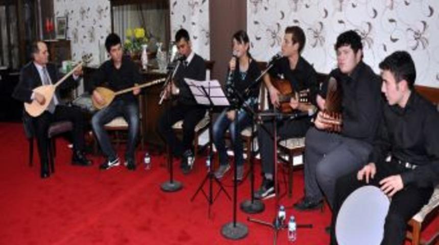 Vali Oğuz: Evinde bir avu&ccedil; aşı kaynamayan garip varsa yediklerimiz helal olmaz