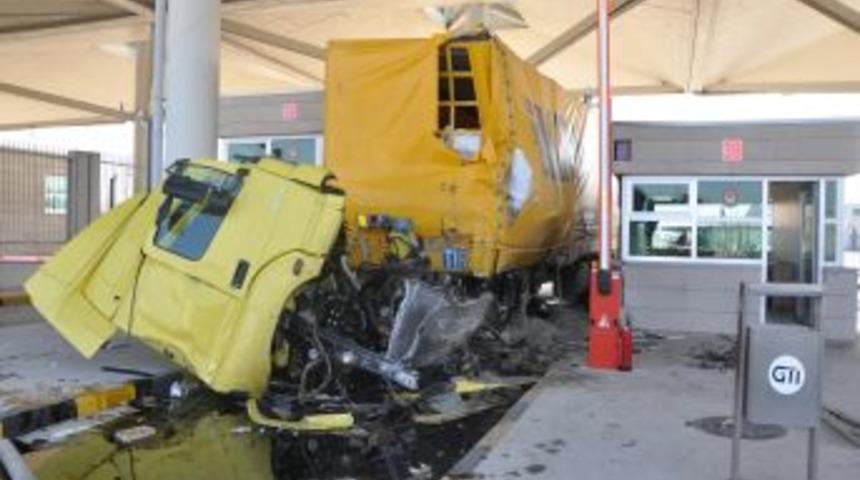 Turnikeyi tutturamayan TIR s&uuml;r&uuml;c&uuml;s&uuml; hayatını kaybetti