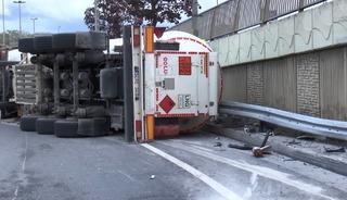 Bakırk&ouml;y'de LNG tankeri devrildi! Yol trafiğe kapatıldı