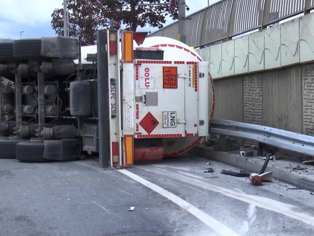 Bakırk&ouml;y'de LNG tankeri devrildi! Yol trafiğe kapatıldı