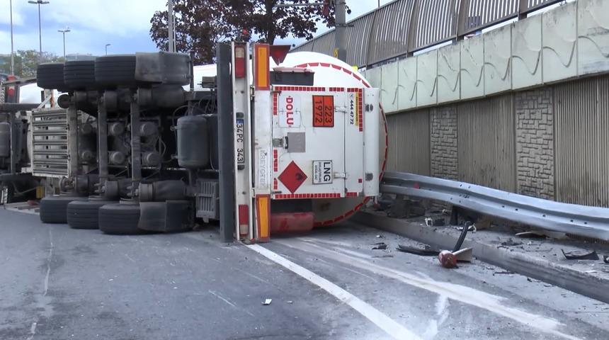 Bakırk&ouml;y'de LNG tankeri devrildi! Yol trafiğe kapatıldı