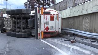 Bakırköy'de LNG tankeri devrildi! Yol trafiğe kapatıldı