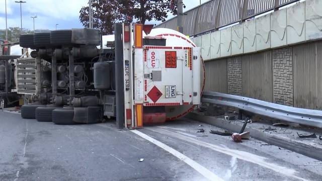 Bakırköy'de LNG tankeri devrildi! Yol trafiğe kapatıldı