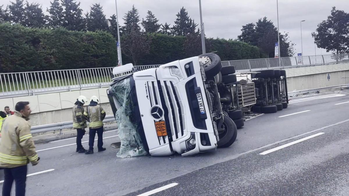 Bakırköy de LNG tankeri devrildi! Yol trafiğe kapatıldı 1