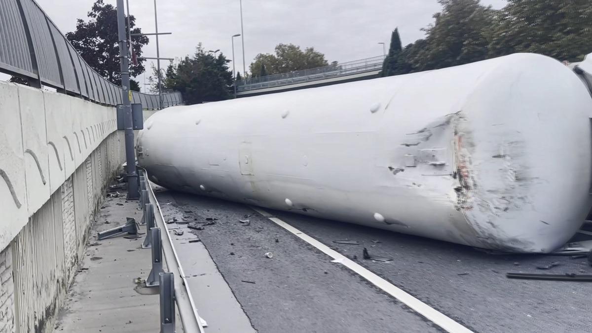 Bakırköy de LNG tankeri devrildi! Yol trafiğe kapatıldı 3