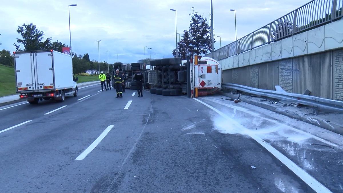 Bakırköy de LNG tankeri devrildi! Yol trafiğe kapatıldı 4