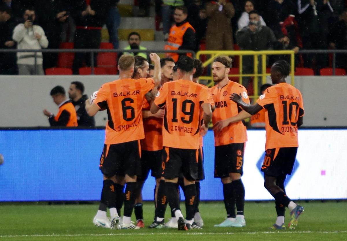 Ne yaptın Cengiz Ünder! Frikikten attığı gol herkesin dilinde 1
