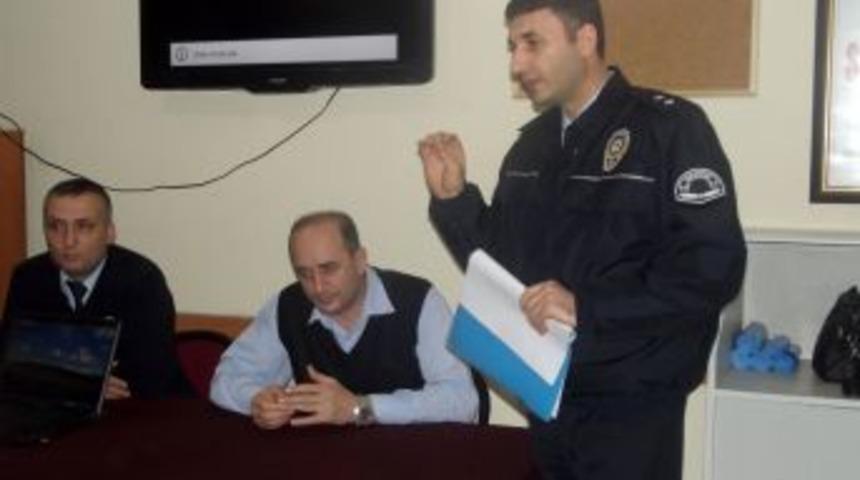 Tirebolu Emniyeti banka g&uuml;venlik g&ouml;revlilerine seminer verdi