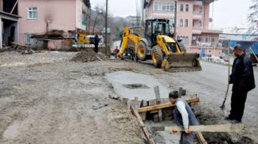 Mollabey yolundaki su giderleri temizleniyor