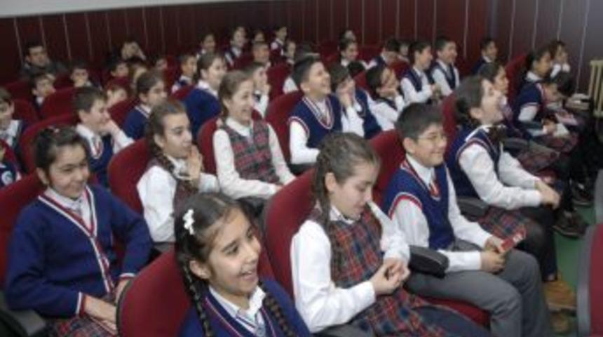 'Sallanan sandalye' &ccedil;ocuklara depremi &ouml;ğretiyor