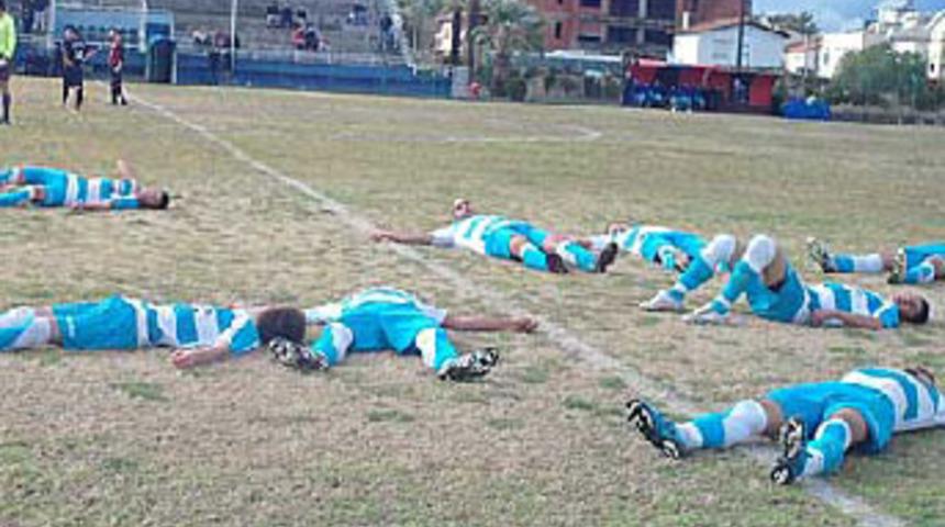 Futbolculardan ilgin&ccedil; protesto