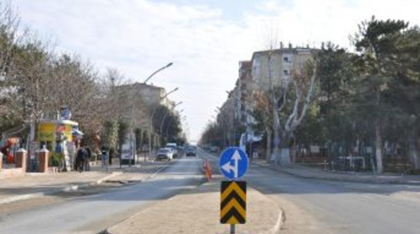 Hastane, Kışla ve Mehmet Buyruk caddelerinin kesiştiği kavşakta d&uuml;zenleme