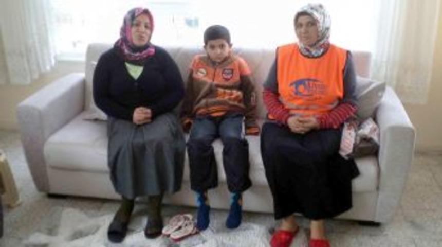 Evi yanan &uuml;&ccedil; aileye Kimse Yok Mu Derneği yardım eli uzattı