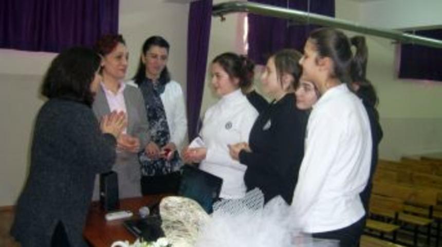 Ke&ccedil;i&ouml;ren Belediyesi'nin gen&ccedil;leri şiddete karşı bilin&ccedil;lendirme semineri s&uuml;r&uuml;yor