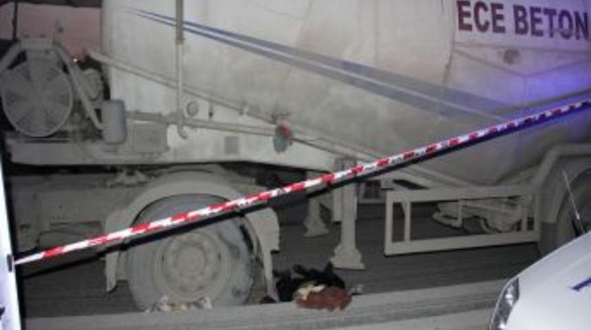 Otob&uuml;s E-5 &uuml;zerinde yolcu almaya kalkınca, yaşlı kadın TIR&rsquo;ın altında can verdi