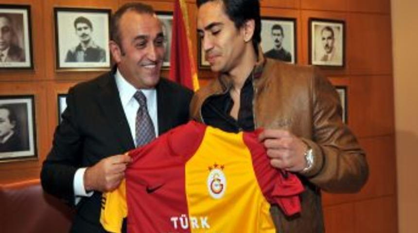 Galatasaray'a imzayı atan Yiğit, Terim'le tanıştı