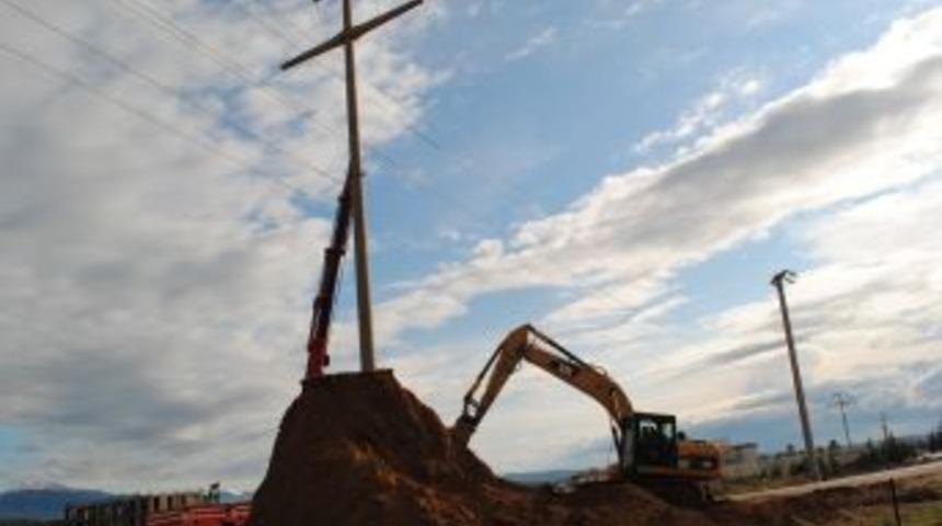 Yol ortasında kalan elektrik direkleri kaldırıldı