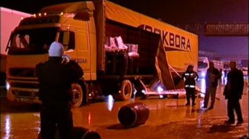 TIR&rsquo;dan yola savrulan &lsquo;G&uuml;l yağı&rsquo; y&uuml;kl&uuml; bidonlar trafiği fel&ccedil; etti