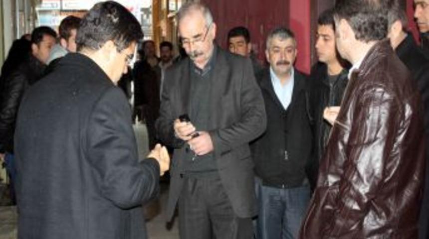 KCK'dan 1 &ouml;ğretmeni g&ouml;zaltına alan polis BDP binasında arama yapıyor