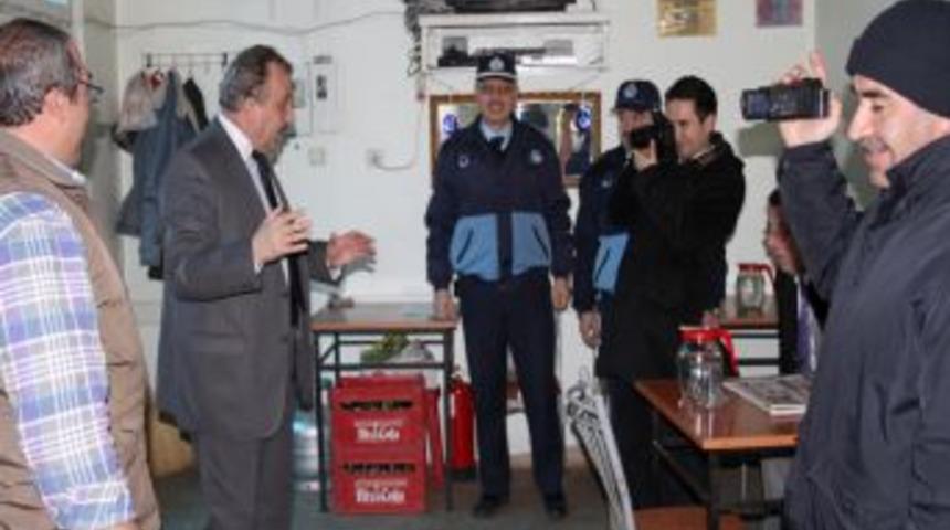 Belediye teşvik i&ccedil;in kahvehanelere sargılı k&uuml;p şeker hediye ediyor