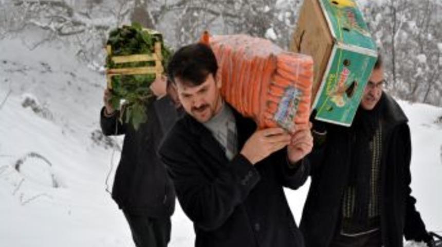 Kar altındaki geyikler vatandaşın bıraktığı meyveleri yiyor