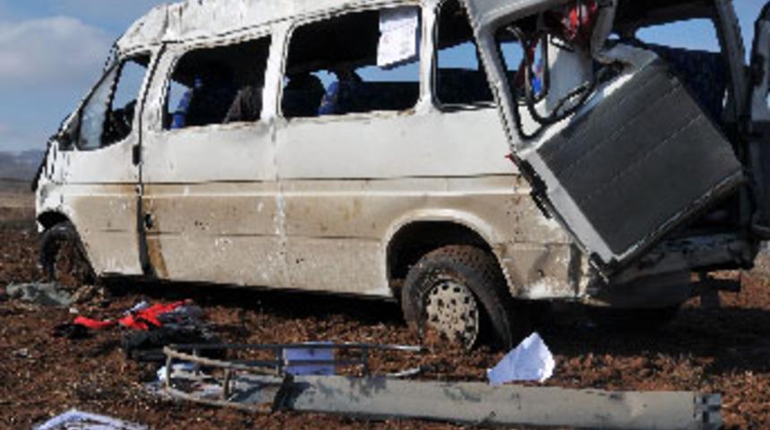 &Ouml;ğrenci servisi takla attı; 2 &ouml;l&uuml;, 15 yaralı