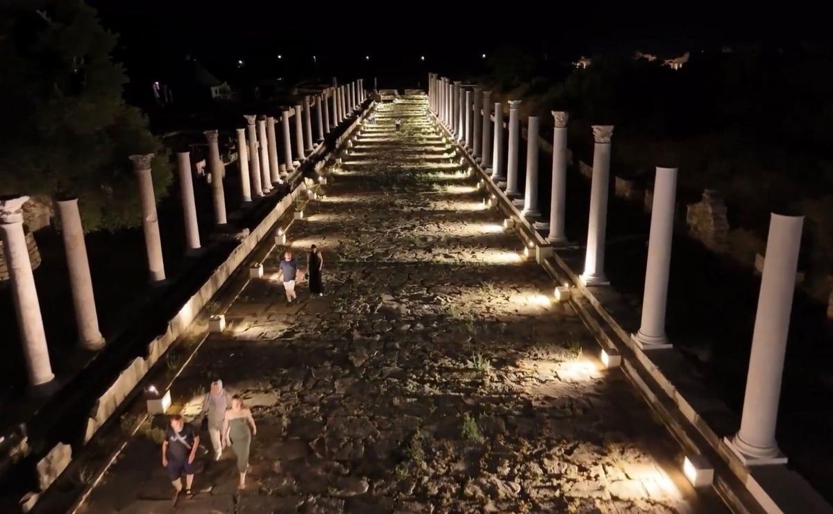 Bakan Ersoy duyurdu: Gece müzeciliğinde %32 artış! Ziyaretçi sayısı 1,3 milyonu aştı 3