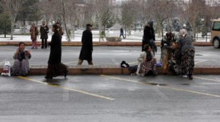 Kadın dilencilerin kavgasını polis biber gazı sıkarak durdurdu