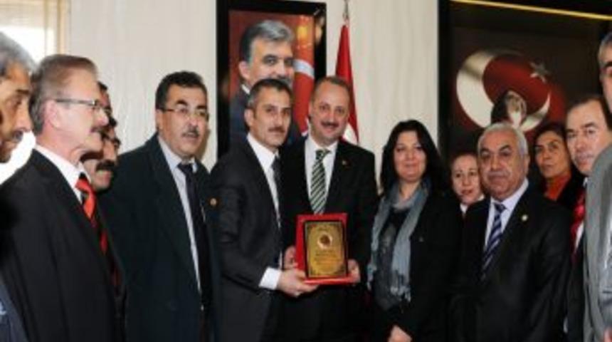 Mamak Belediye Başkanı Akg&uuml;l'e Ankaralı muhtarlardan plaket