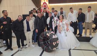Damada arkadaşlarından sıra dışı d&uuml;ğ&uuml;n hediyesi!
