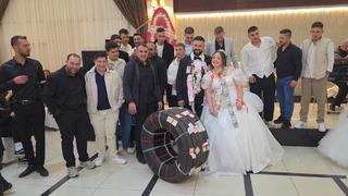 Damada arkadaşlarından sıra dışı düğün hediyesi! 