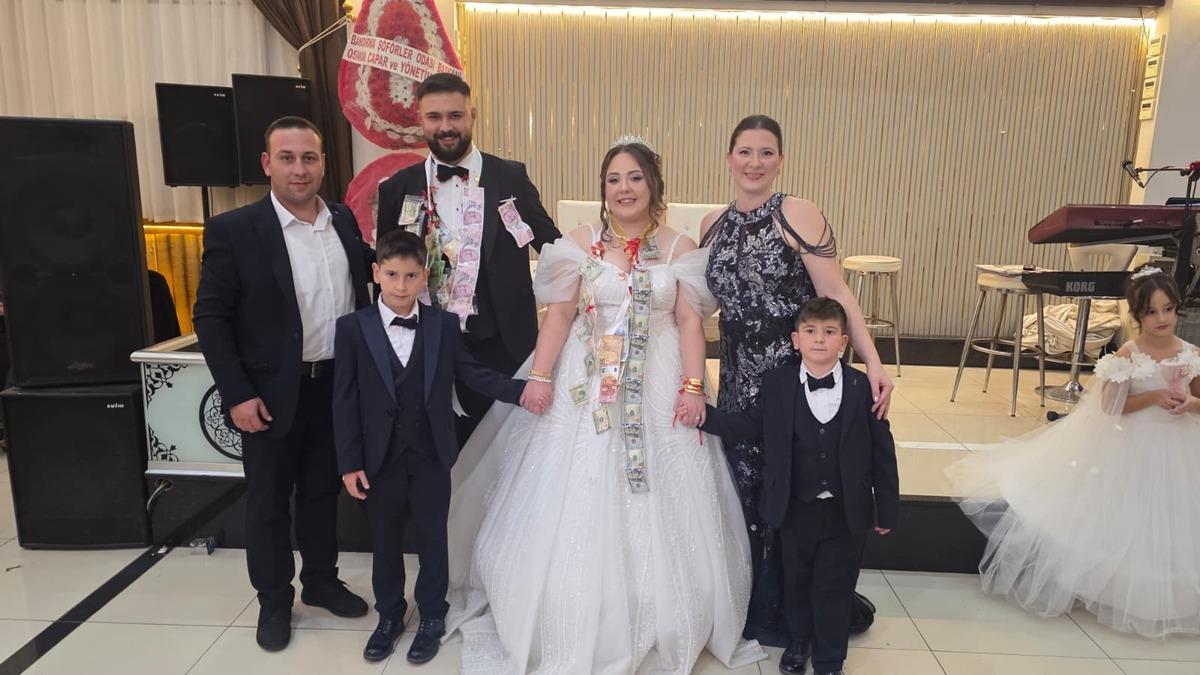 Damada arkadaşlarından sıra dışı d&uuml;ğ&uuml;n hediyesi!  3