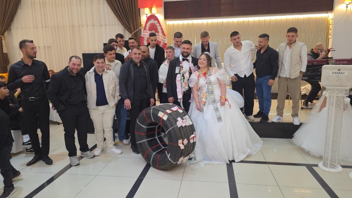Damada arkadaşlarından sıra dışı d&uuml;ğ&uuml;n hediyesi!  1