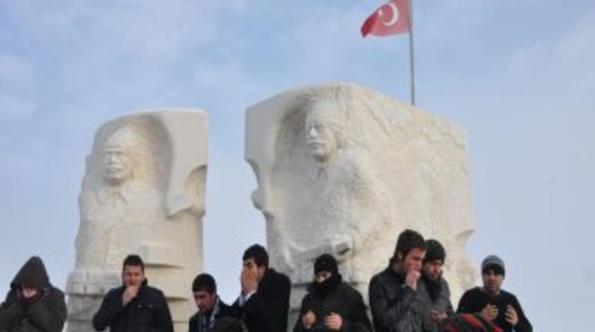 Atat&uuml;rk &Uuml;niversitesi, &ouml;ğrencilerini Sarıkamış Şehitliği'ne g&ouml;t&uuml;rd&uuml;