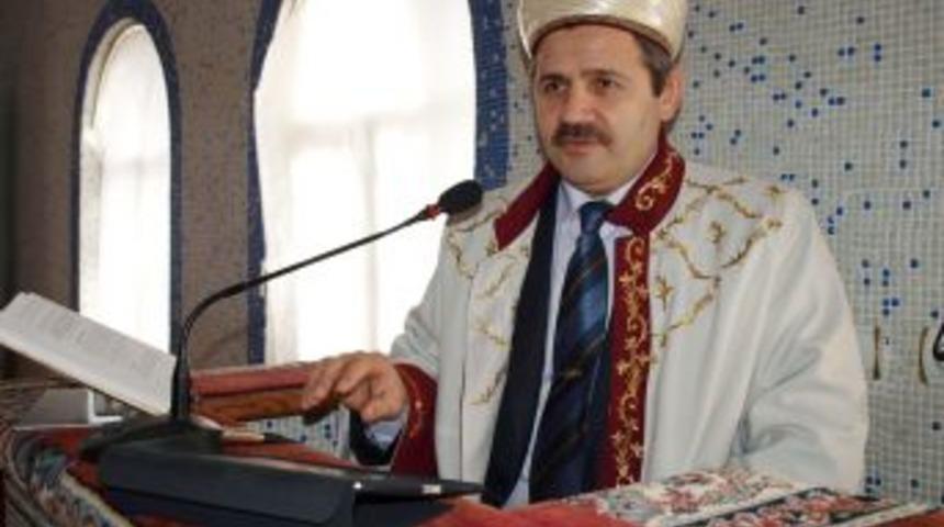 Camide okunan hutbe &ccedil;ıkışta vatandaşa dağıtılıyor