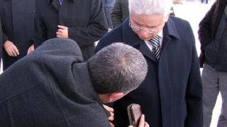 Vali'nin paltosunu korumalar temizledi